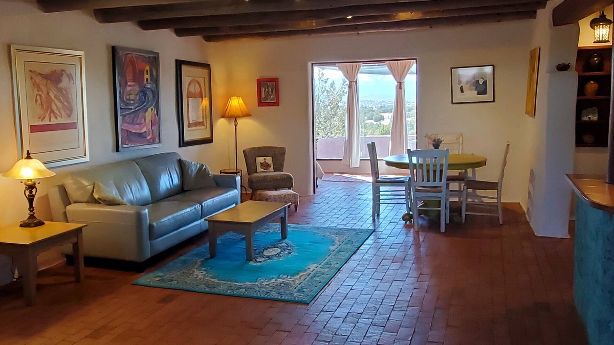 Canoncito House | ADOBE CASITA ON ART GALLERY COMPOUND