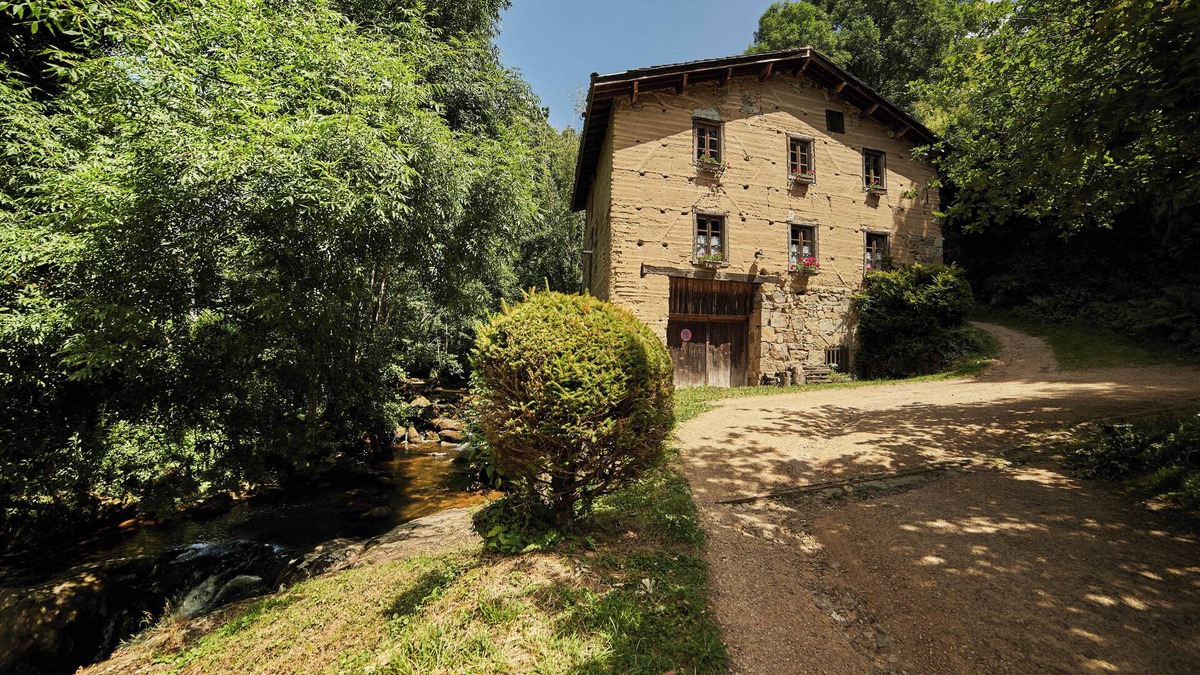 Aubusson-dʼAuvergne House | Adobe mill on the banks of a torrent - Near Lac d'Aubusson - rated 3*.