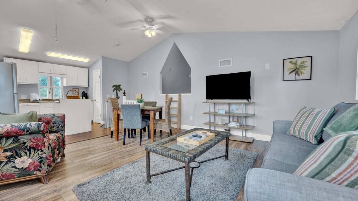 Lynn Haven House | Adorable 1 BDR with Full Kitchen Deck Washer Dryer