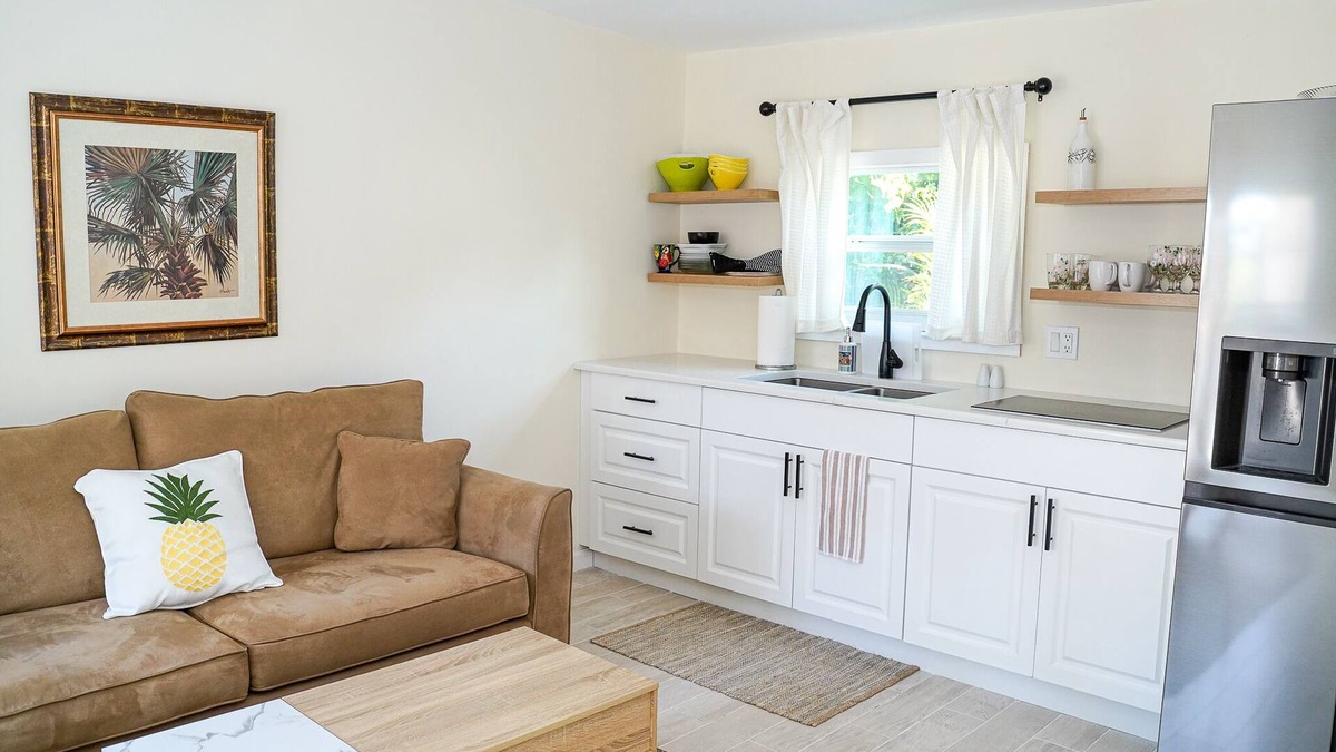 Poiciana Park II Apartment | Adorable 1 bedroom guest house in downtown WPB