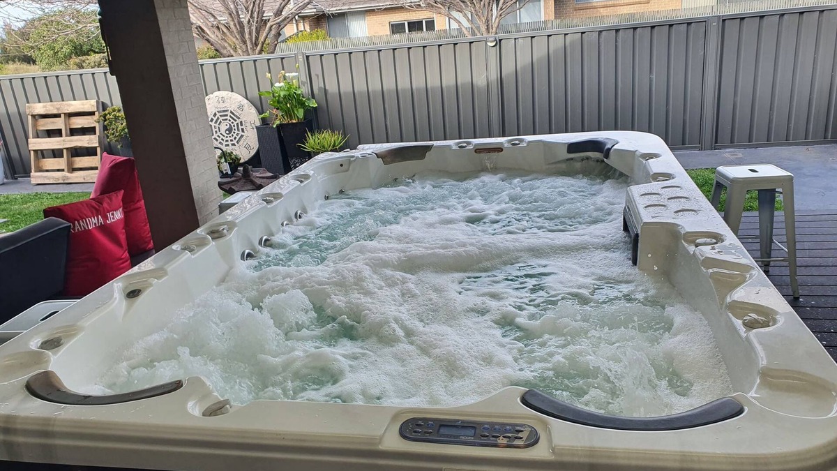 Haywards Bay Apartment | Adorable 1 Bedroom Place With Hot Tub