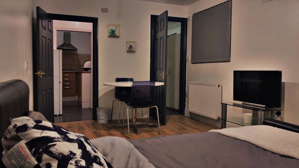 Harlington House | Adorable 1-bedroom place with patio