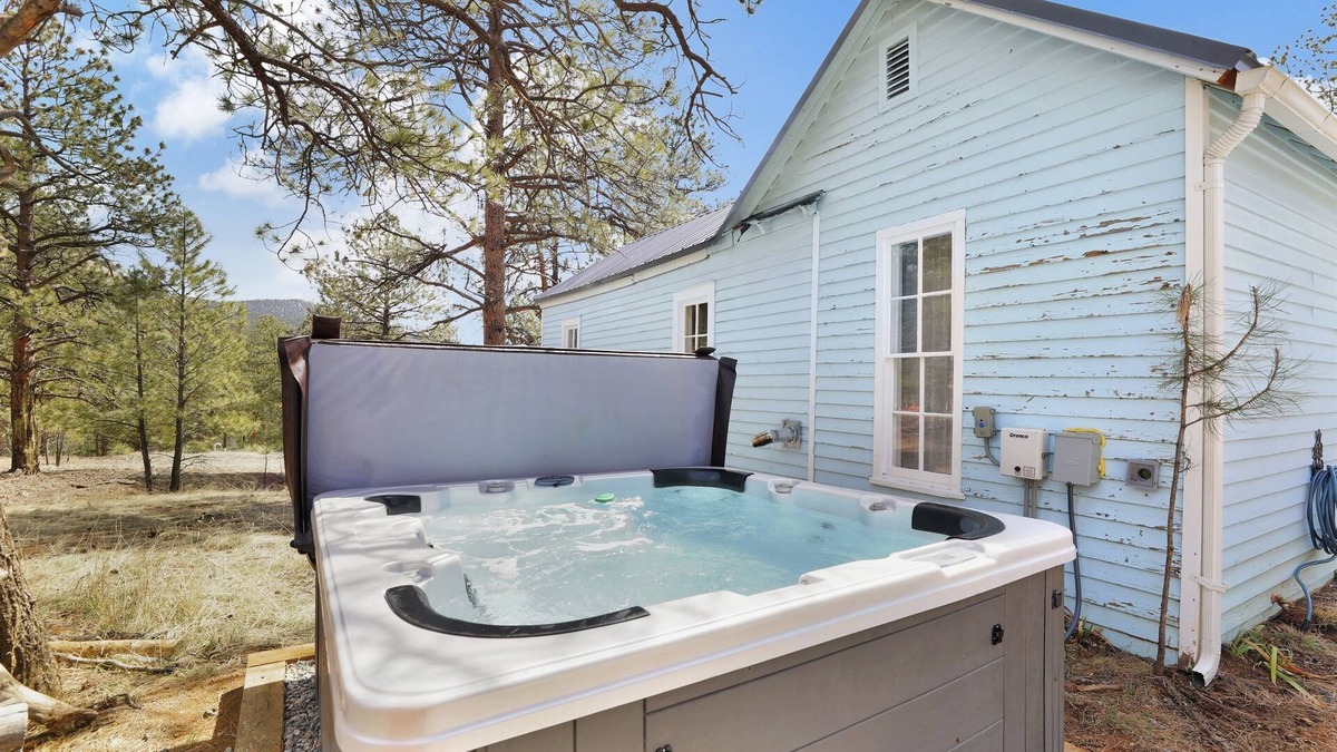 Pine Cabin | Adorable 1898 Cottage with Hot Tub | Dog Friendly