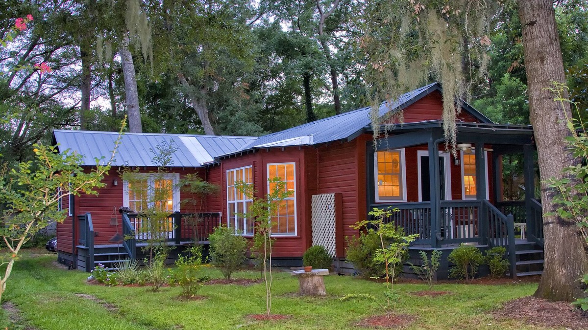 Pigeon Point House | Adorable 2 Bed, 2 Bath Cottage in Historic Beaufortn30 Day Minimum Stay