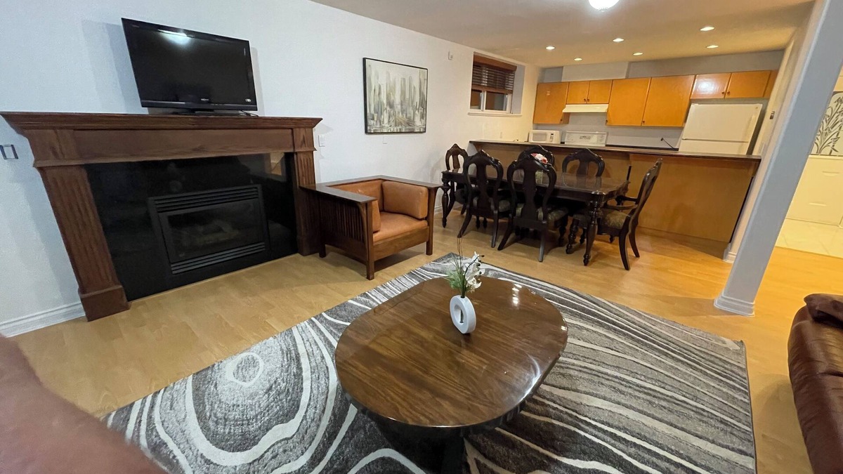 Hollyburn House | Adorable,2 bedrooms in West Vancouver