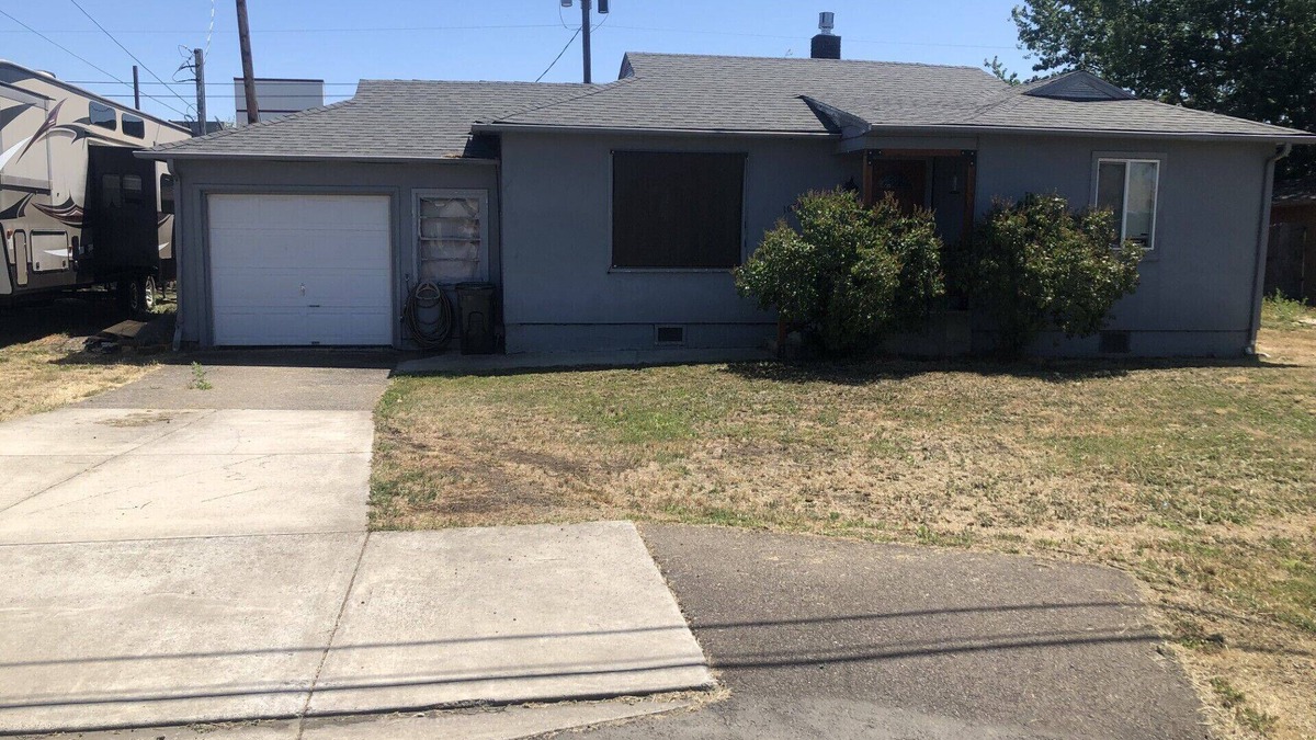 Roseburg House | Adorable 2 bedroom 1 bath house pet friendly nearby shopping and hospital