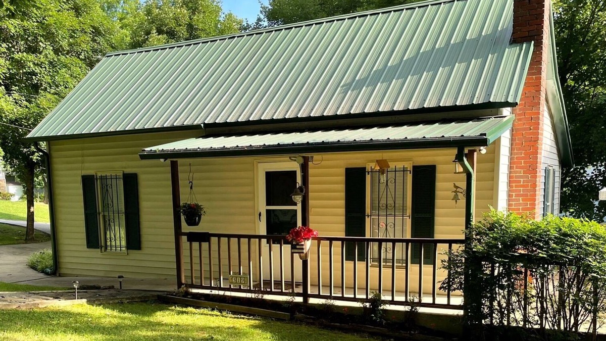Harrison House | Adorable 2 Bedroom Cottage 3 blocks from downtown square