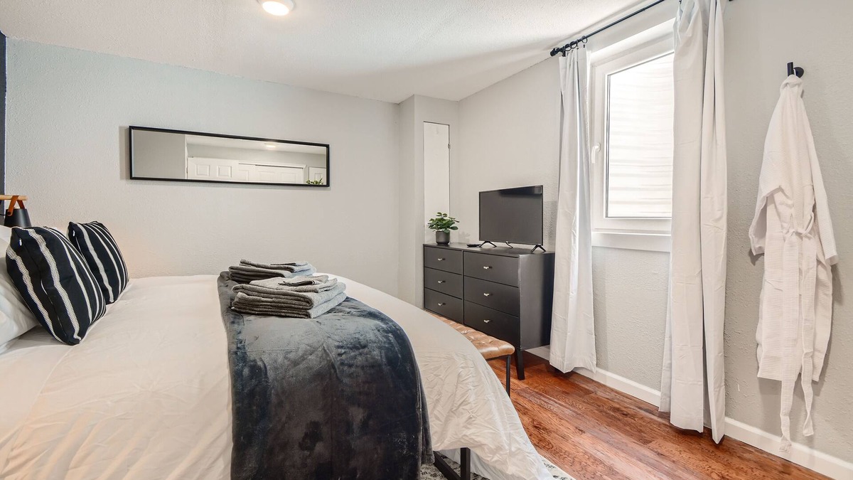 Dupont House | Adorable 2 bedroom modern suite