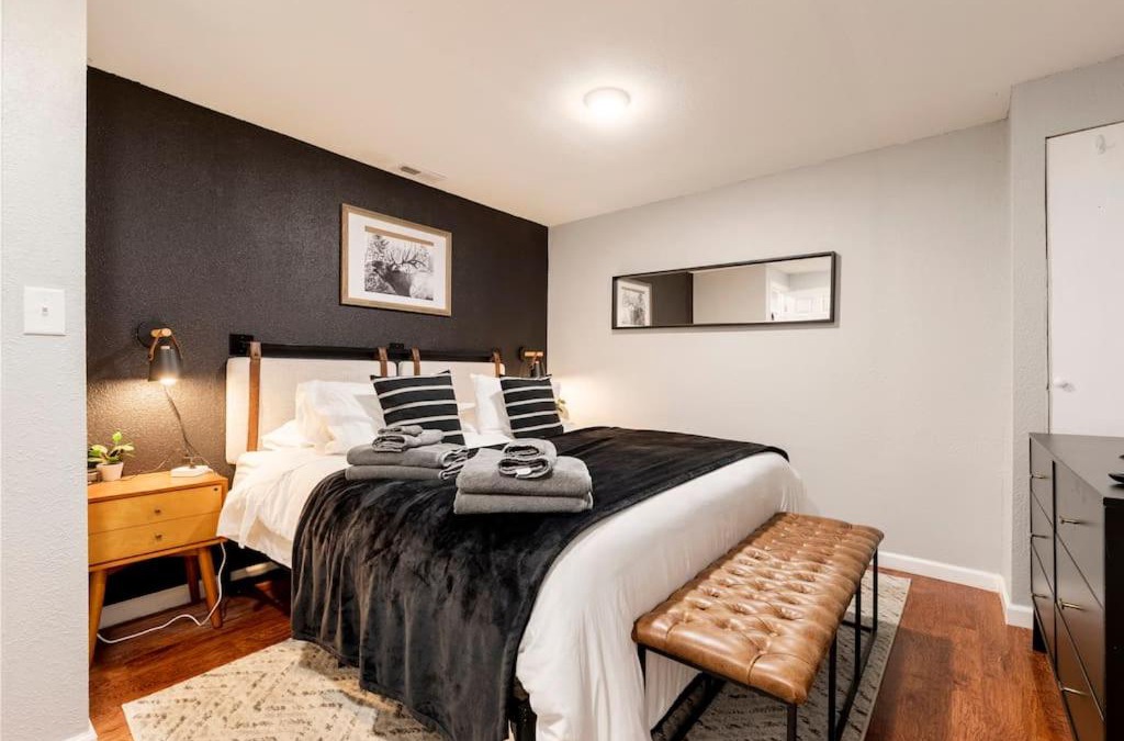 Montbello House | Adorable 2-Bedroom Modern Basement