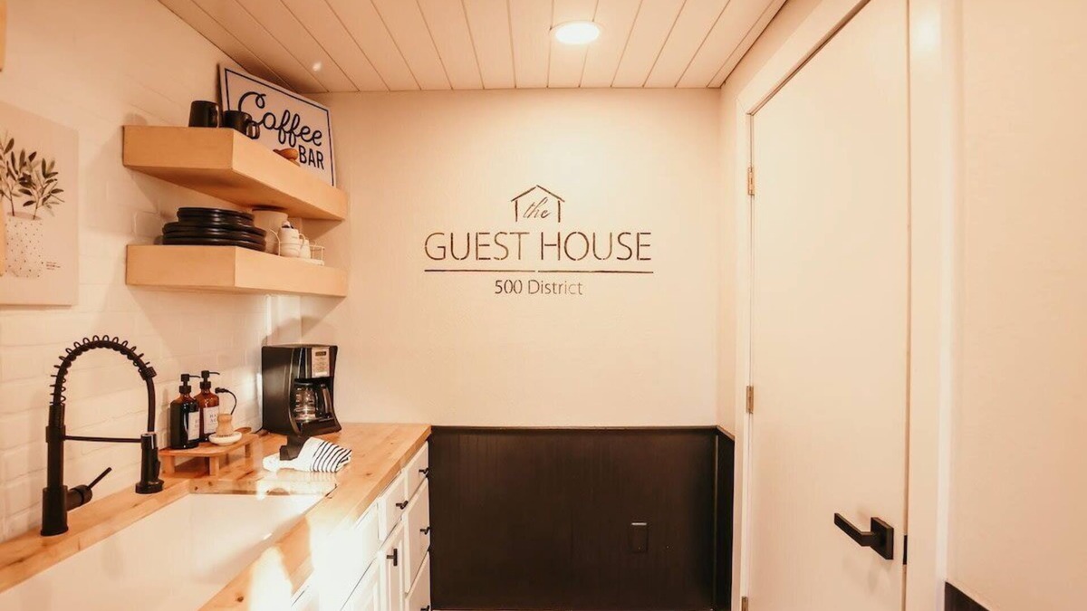 Clare Apartment | Adorable 2 bedroom place with private back patio