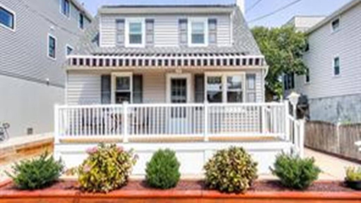 Ship Bottom Apartment | Adorable 2 bedroom second floor duplex in Ship Bottom, short walk to the beach.