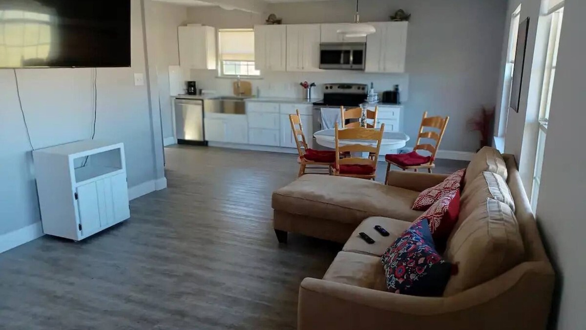 Weatherford House | Adorable 2-bedroom guesthouse with pationn