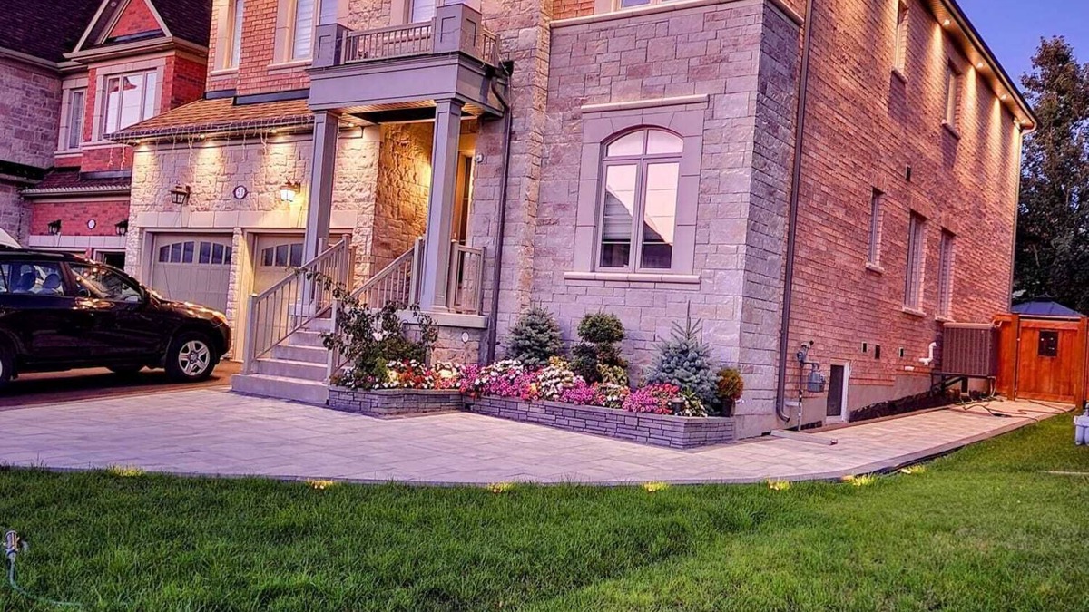 Newmarket Apartment | Adorable 2 bedrooms, 2 washrooms, 2 parking spots apartment