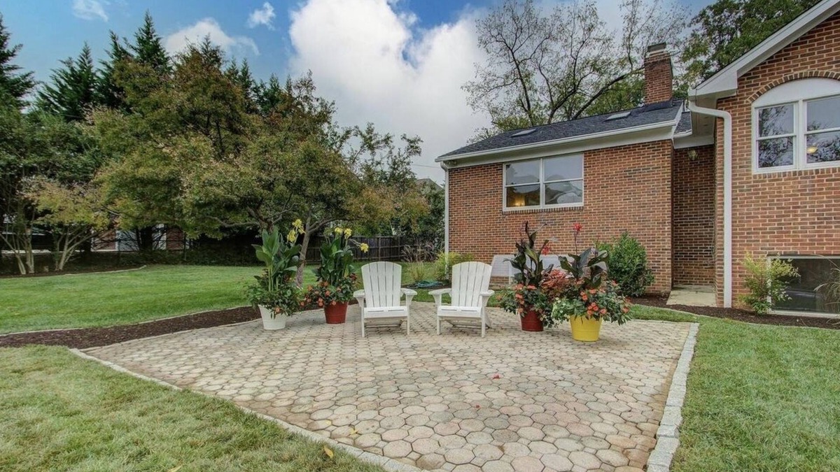 McLean House | Adorable 2 bedrooms+ den with indoor fireplace