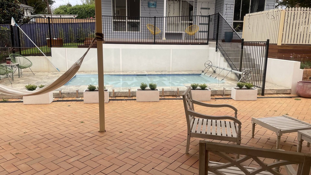 Bouvet Island Cottage | Adorable 2bdrm guesthouse with pool access - No smoking