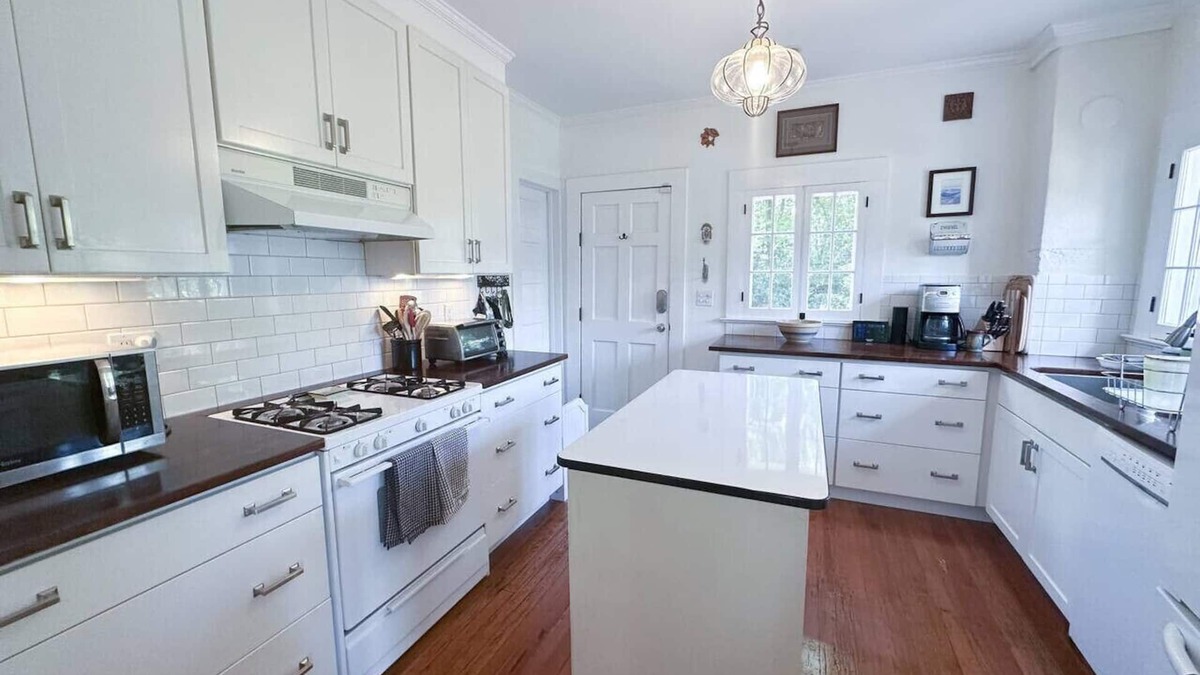 Duckpond House | Adorable 2bed/1.5 bath house in Duck Pond
