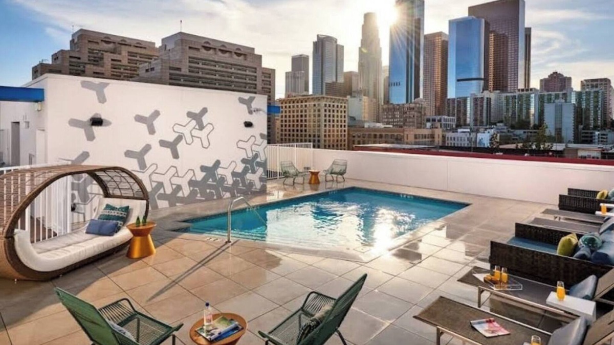 Historic Core Apartment | Adorable 2bed Apt with balcony & Rooftop Pool with stunning city skyline views