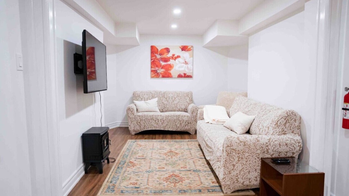 Ajax Apartment | Adorable 3 Bedroom Basement Apartment with Free Parking