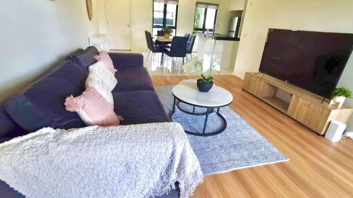 Kellyville House | Adorable 3 Br townhouse with wifi & parking