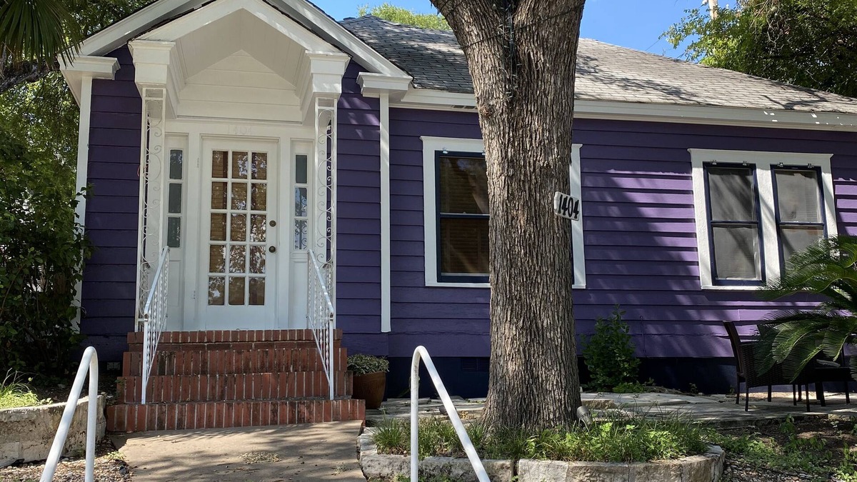 Austin House | Adorable 6th Street Bungalow - 100+ Five Star Reviews