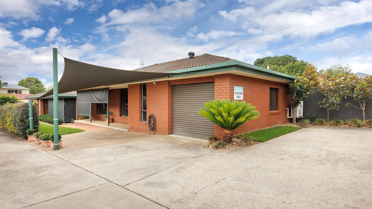 Wodonga House | Adorable Abode on Schubach - Fabulous, spacious two bedroom unit close to hospital in East Albury