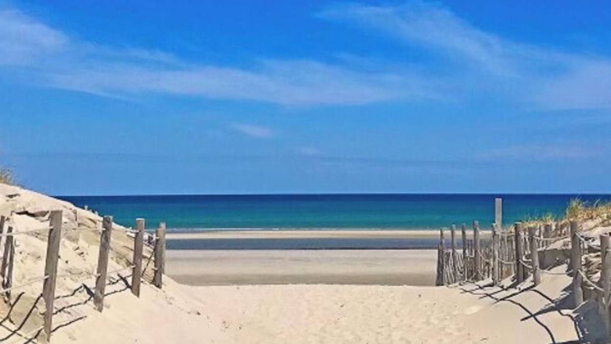Dennis House | Adorable beach cottage, steps from Bayview Beach