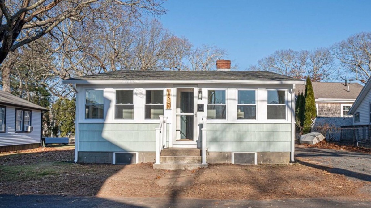 Wareham Center Cottage | Adorable beach house - 5 min walk to private beach