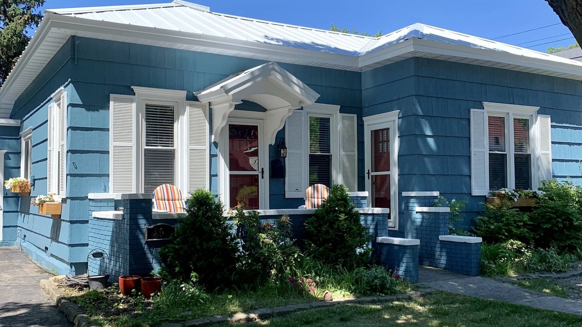 Ludington House | Adorable, “ Beach View Cottage” Lake Michigan views! Best location!