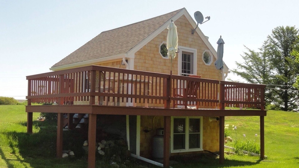 Block Island Cottage | Adorable Block Island Cottage with Pond