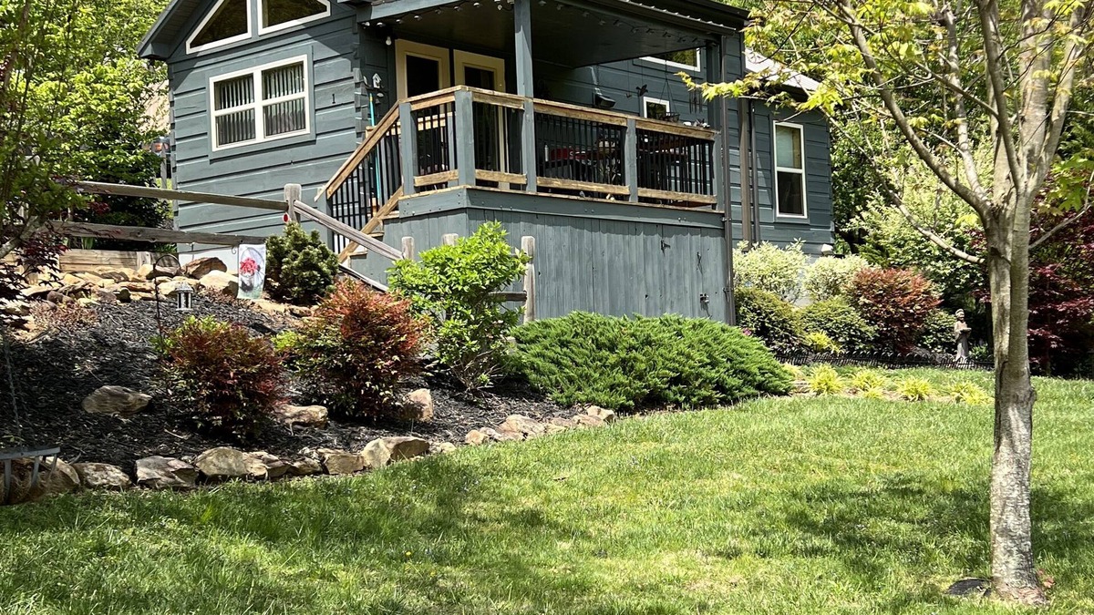 Candler Cabin | Adorable Cabin with big mountain views 12 Minutes to DT Asheville