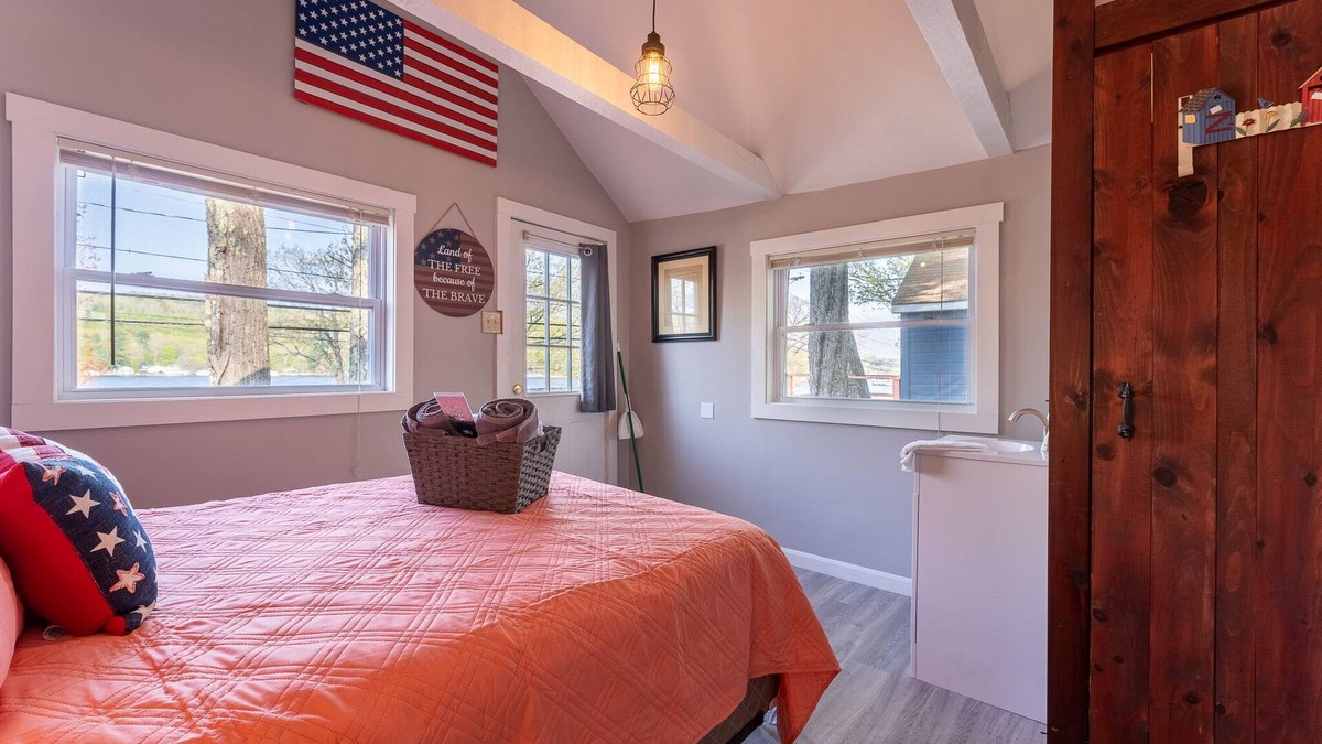 Alton Bay Cabin | Adorable Cabin with stunning lake views & Now featuring AC Wi-FI and TV access