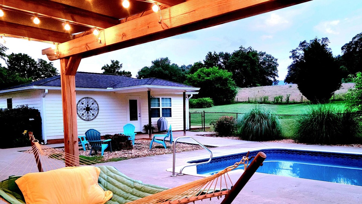 Young Harris Cottage | Adorable & Centrally Located Guest Cottage with Pool Access