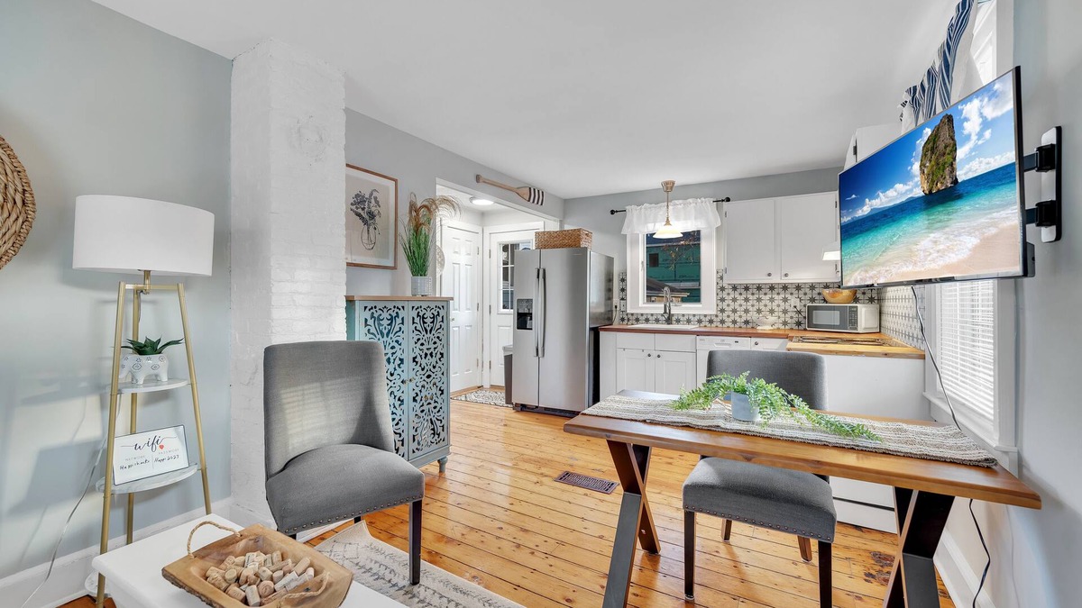 Westbrook Center House | Adorable Cottage, 5 min walk to water & town