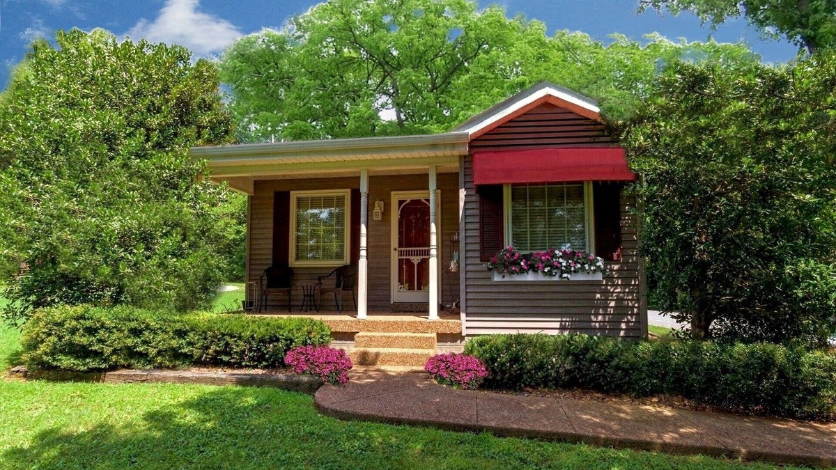 Mount Juliet Cottage | Adorable Cottage! Everything! WiFi, Kitchen, Jacuzzi, NO Cleaning Fee!