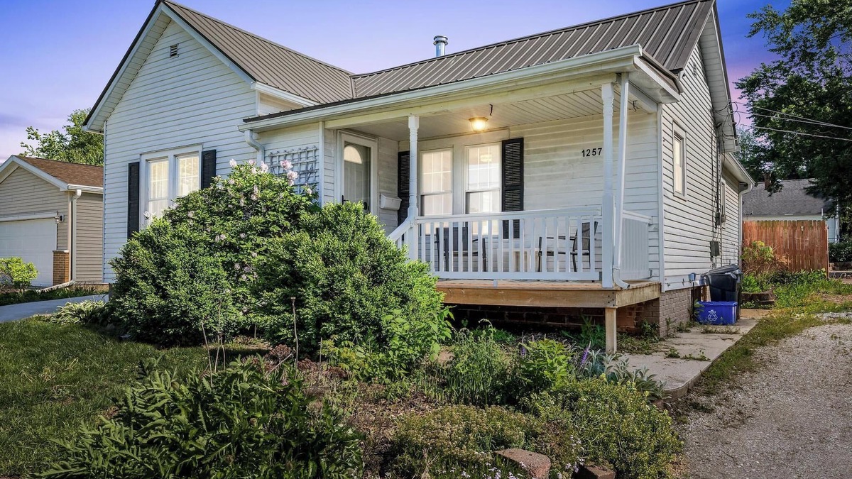 Marion House | Adorable Cottage in small town of Marion. Just a few blocks from Uptown