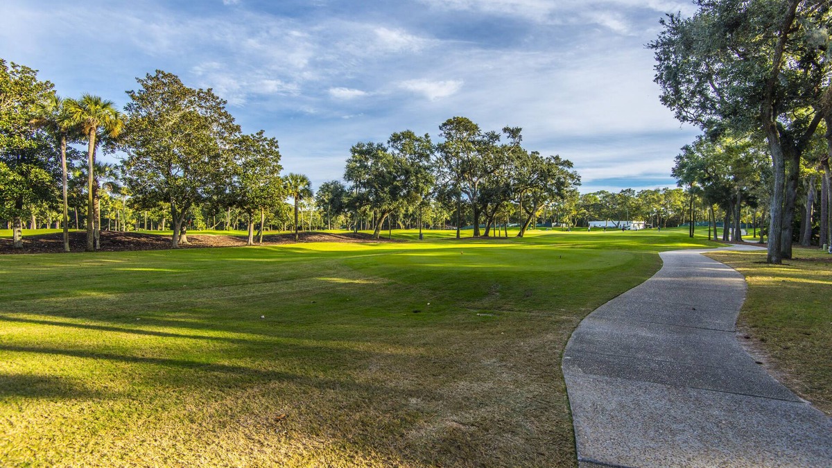 West Beach Cottage | Adorable Cottage on Cougar Pt Golf Course-PET FRIENDLY