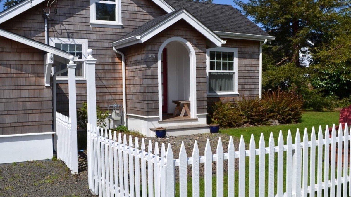 Gearhart House | Adorable Cottage with Americana Theme, in the Heart of Gearhart.