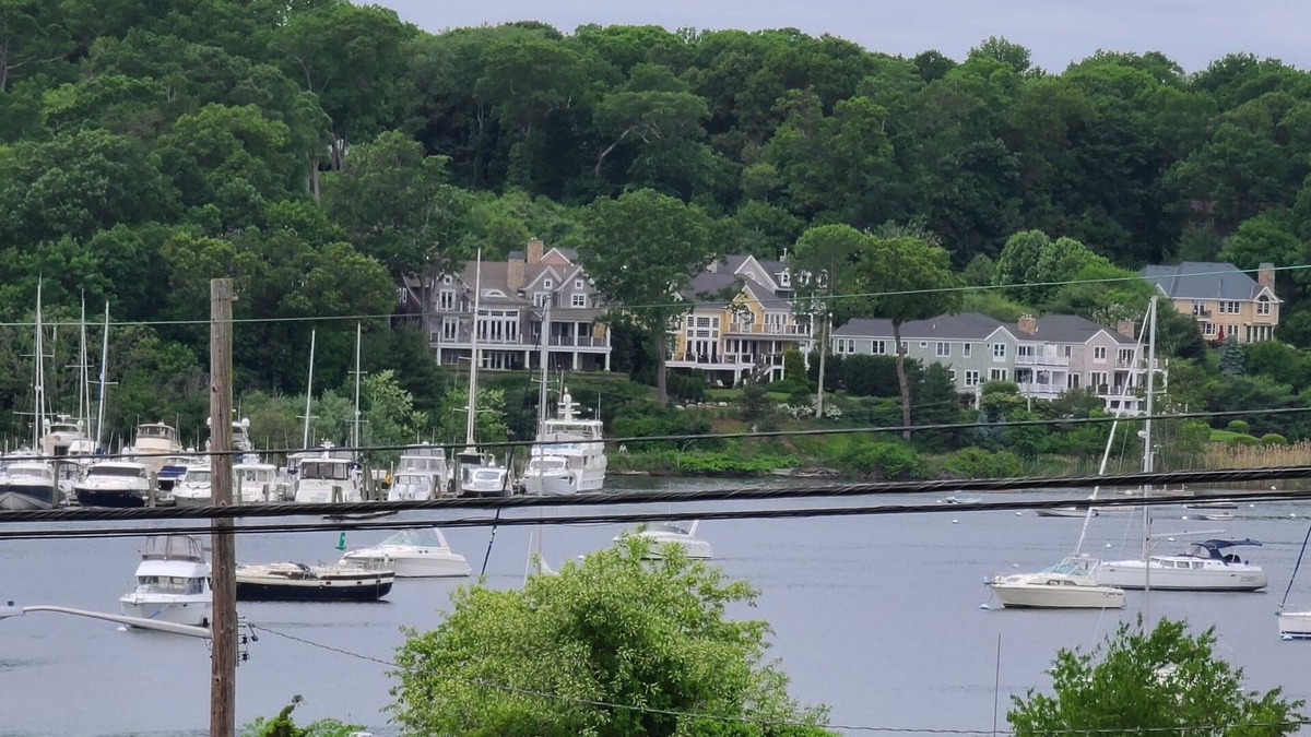 Halesite House | Adorable Cottage with Water Views, Across the street from Prime & other eateries