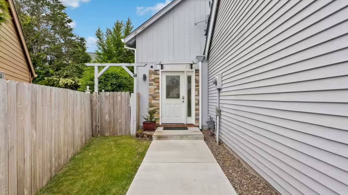Vancouver Apartment | Adorable, cozy 2 bedroom guesthouse, close to PDX, built to work away from home