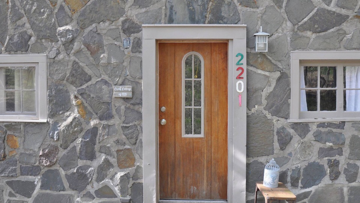Woodstock Cottage | ADORABLE CREEK COTTAGE Charming Original Details, Fireplace, Near Town, WiFi