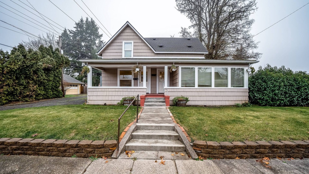 Springfield House | Adorable dog-friendly duplex near Main Street with full kitchen