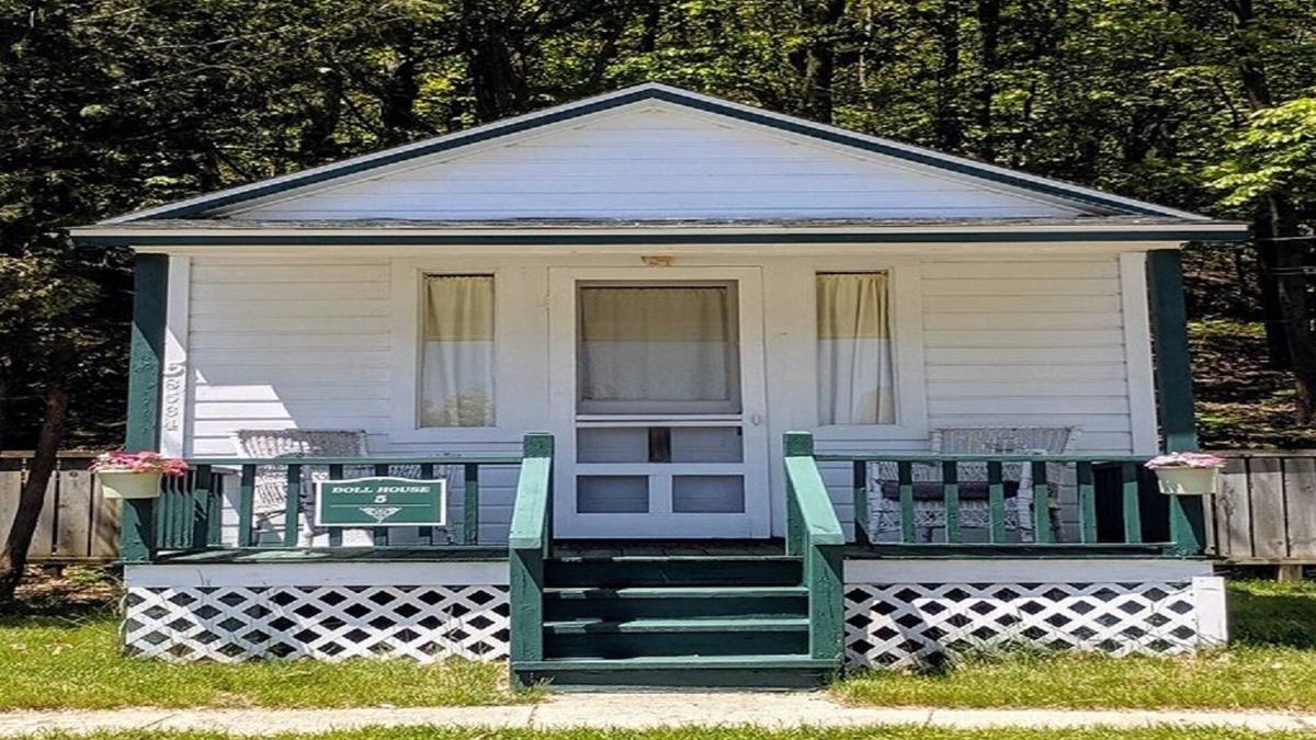 Onekama Cottage | Adorable Dollhouse cottage #5