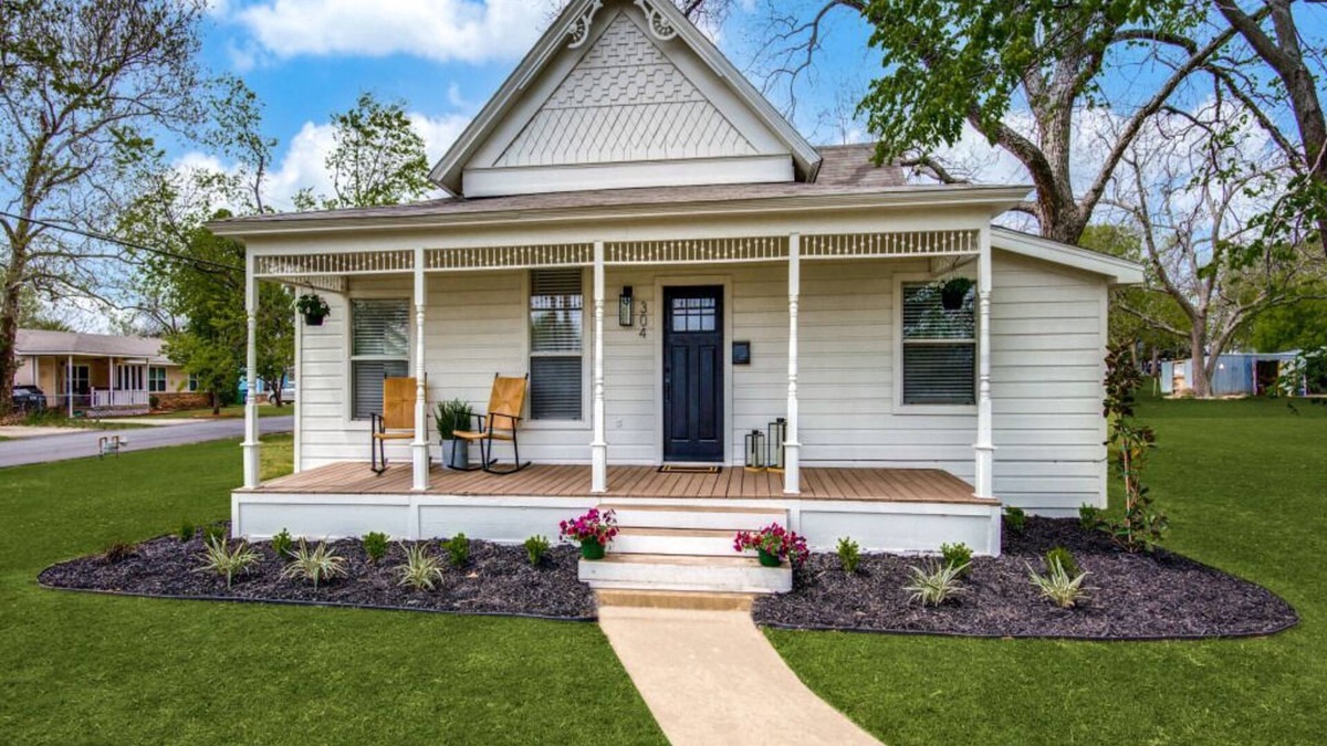 Aubrey House | Adorable Downtown Aubrey Home - Sleeps 7
