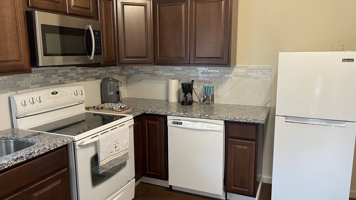 Holly House | Adorable fully remodeled Suite with Kitchen and office area