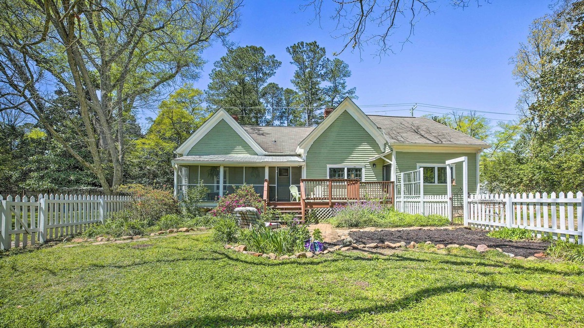 Watkinsville Cottage | Adorable Georgia Cottage w/ Screened-In Porch