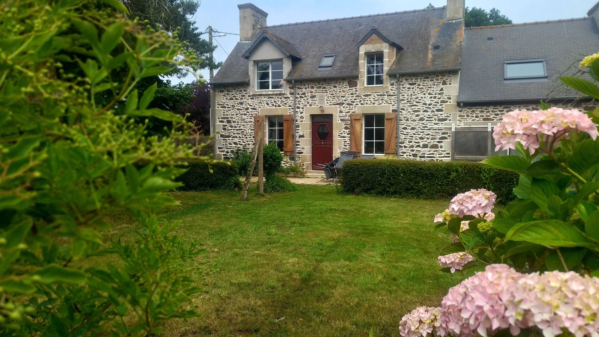 Lantic Cottage | Adorable gîte, 3 kms from Binic & beaches, equipped kitchen, 4 bedrooms 8 beds, garden