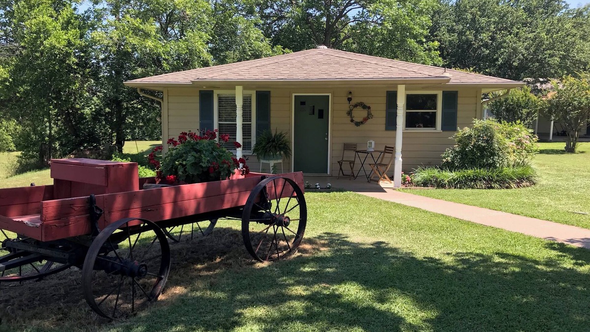 Cleburne Cottage | Adorable Guest Cottage