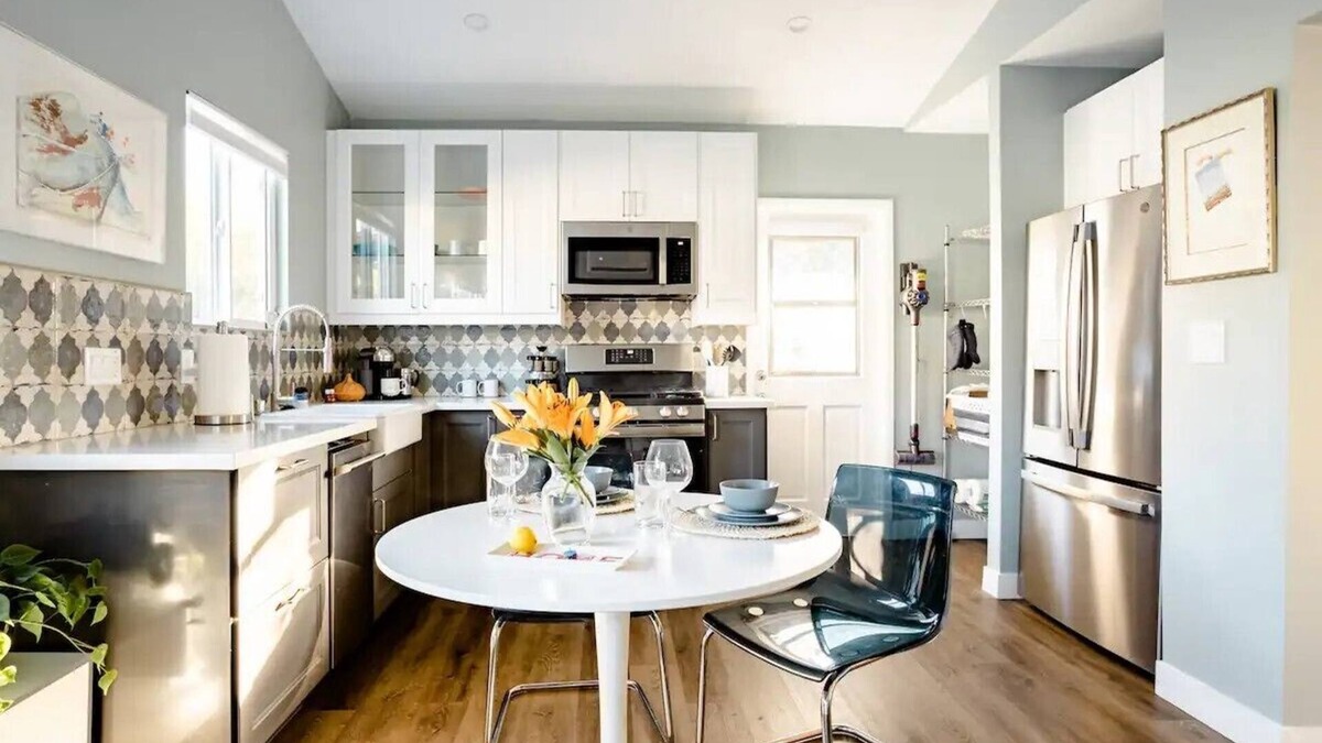 North Central Apartment | Adorable guest house walking distance to Rose Bowln