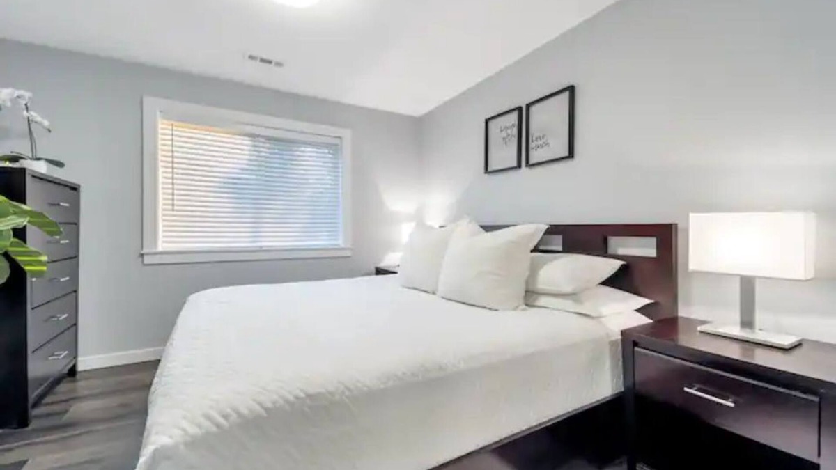 Lakeland North House | Adorable guest house with balcony