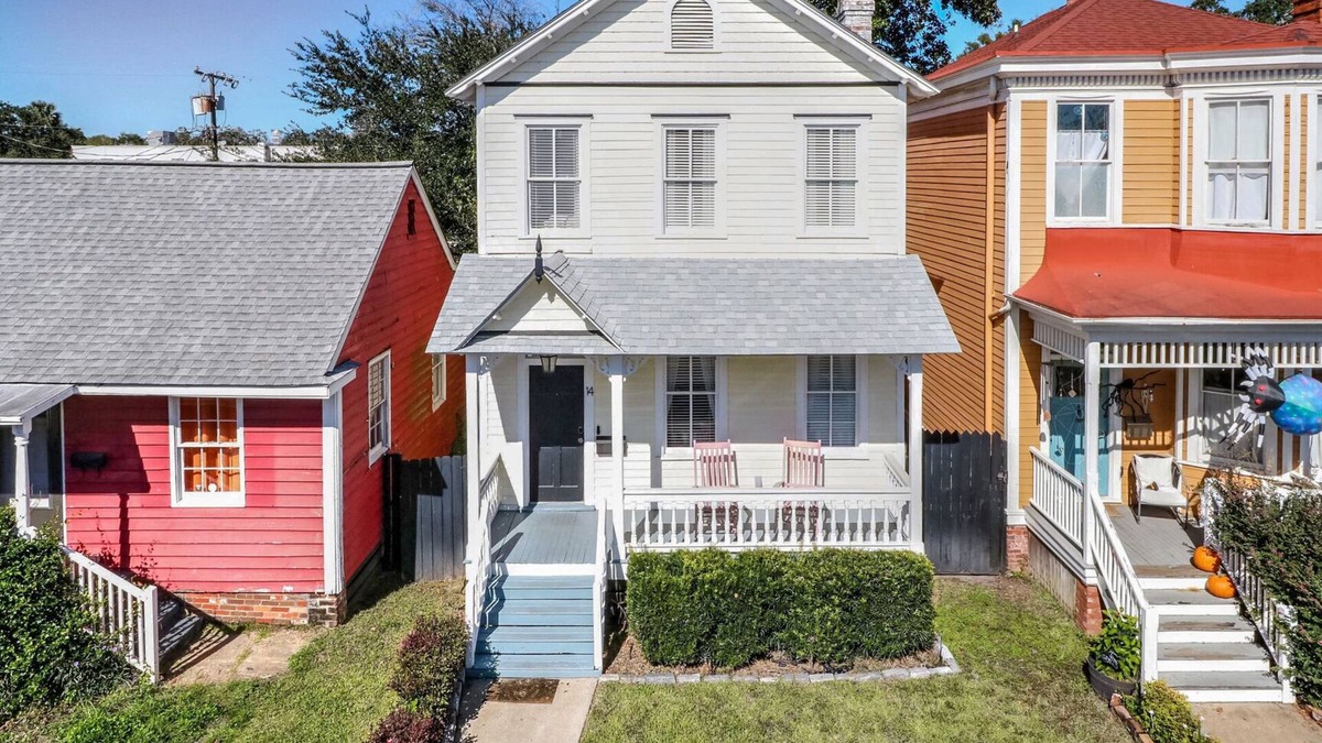 Thomas Square House | Adorable Historic Home w/Hot Tub! in Starland District By Downtown Savannah